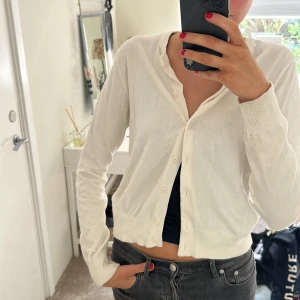 Vit kofta  - En helt vanlig vit kofta från HM💕. Använd ändrat en gång och var inte riktigt för mig. 