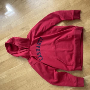 Carhartt - Säljer min röda Carhartt tröja. Köpt ny för 1500 kr. Bra skick. Pris kan diskuteras.