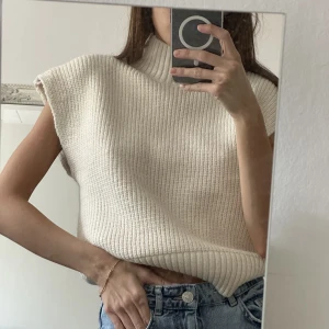 Stickad väst - Stickad st i jättebra skick, endast använd fåtal gånger🩵🤍