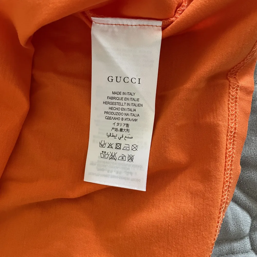 Oanvänd Gucci T-shirt. Jag har kvittot kvar. Köpte den 2399kr. Storlek XL. Pris går att förhandla vid snabb köp. T-shirts.
