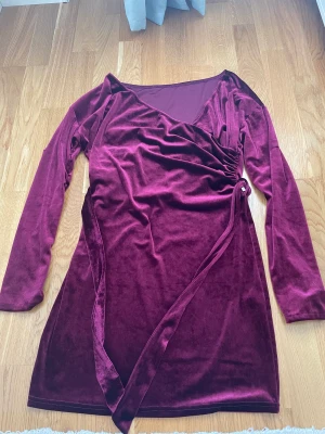 vin röd klänning  - Har använt den bara 2-4 gånger. 