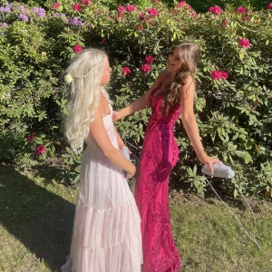 Balklänning  - Säljer min superfina balklänning som är använd en gång. Små defekter längst ner i tyget men inget som märks när den används. Kan skicka bild 💓Passar mig som är 166