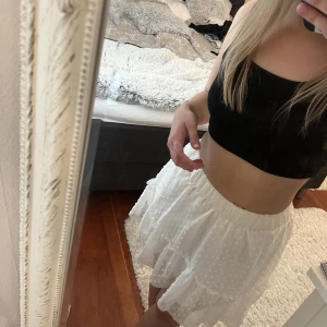 Vit kjol - Säljer denna fina kjol från Shein som inte kommer till användning! Lägger ut igen då senaste budläggaren var oseriös! 