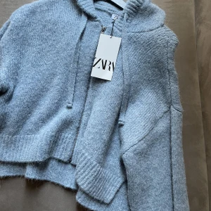 Kofta med dragkedja  - Fin blå tjockare kofta i strl xs, aldrig använd och med lappen kvar! Den har en dragkedja,luva och bredare armar!