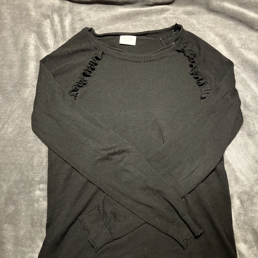 En vanlig svart, långärmad tröja men med några detaljer vid axlarna🩷. Tröjor & Koftor.