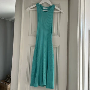 Mini klänning - Sommarklänning som är figursydd. Framhäver bröst och rumpa. Använd 2 gånger. 