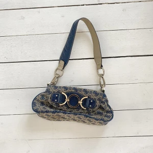 Guess vintage väska - Intressekoll på min älskade guess väska, som dessvärre inte kommer till lika mycket användning längre. Inga defekter ❤️