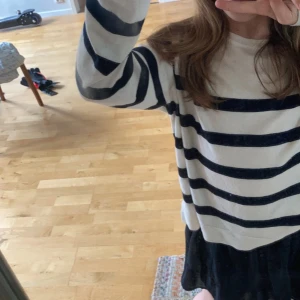 Randig tröja  - Fin randig tröja från zara. Original pris: 199kr. Köparen betalar frakten.