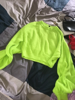 Neon gul tröja  - Storlek S-M  Knappast använd därför väljer jag att sälja den  Jätte fin på, speciellt nu under sommaren då man blir lite extra brun 