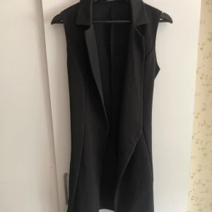 Kortärmad kostymklänning med skärp i midjan storlek S - Använd 1 gång. 