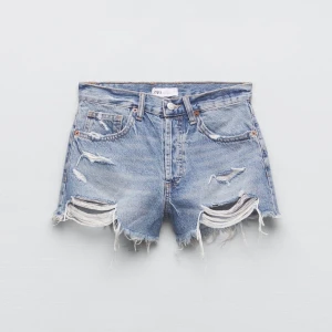 zara shorts - säljer mina skit fina jeansshorts då dom inte passar mig💓skriv för fler bilder🤙🏼köptes för 325😽