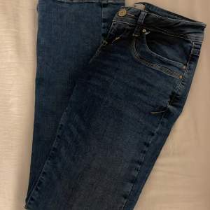 Lågmidjade jeans från LTB i modellen valerie. Köpte för 799kr för några månader sedan.