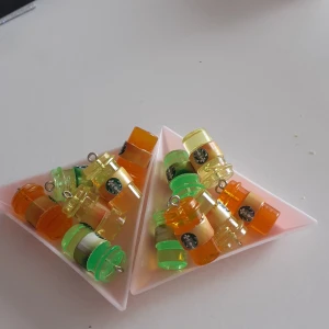 Starbucks Berlocker - Finns i färgerna grön,gul och orange jag har 4 st av varje färg frakt 15 kr under 50 g väger cirka 3 g dom kostar 3 kr st så 1 för 3 kr plus 15