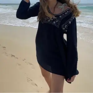 En så fin strandklänning som är perfekt nu till sommaren!! 
