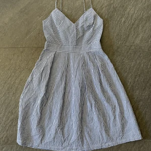 Sommarklänning  - Sommarklänning i bäck och bölja, superskön att ha varma sommardagar 