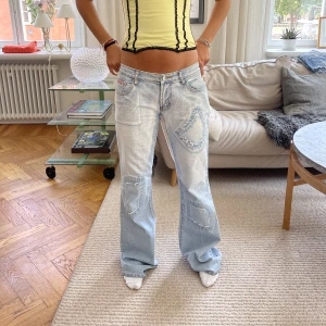Låg midjade jeans  - Säljer dessa så snygga låg midjade jeans 😍😍