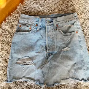 Nyskick, jeanskjol från Levi’s. Storlek 24