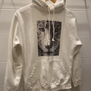 The Cool Elephant hoodie - Säljer en vit The Cool Elephant hoodie. Superfin!!💖