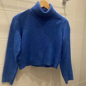 Blå stickad tröja från Mango - Superfin blå stickad tröja från Mango. Väldigt skönt material och härlig färg!💖 
