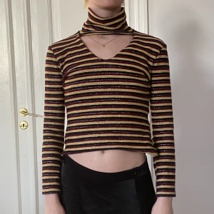 Polotröja - med utskärning?! Supercool. Glittrig. Kort, funkar bra t lågmidjat om man är sån. Från Pop?