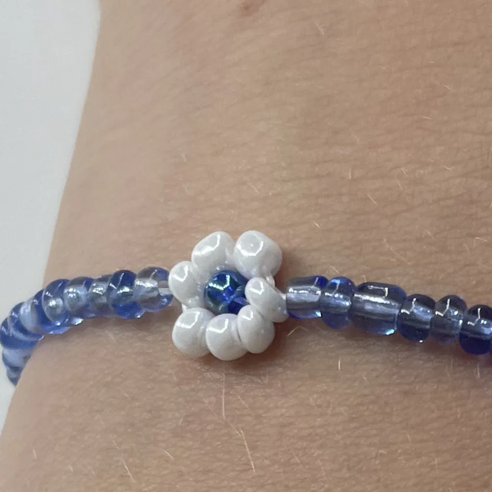 Ett blåblomigt pärlarmband i storlek s men finns i fler storlekar om man vill ha kontakta om de uppstår frågetecknen!💙. Accessoarer.