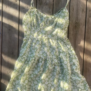 Grön sommarklänning - Supersöt grön sommarklänning med blommor. 