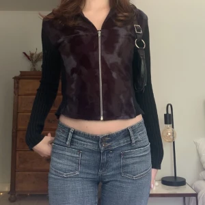 Svart kofta - Så fin kofta/topp med dragkedja framtill och i olika material, från märket Morgan De Toi! Står ingen storlek men är som en XS/S 🤍