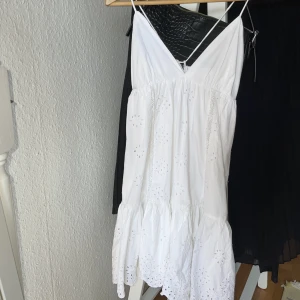 Byte - Zara vit klänning  - Ska resa snart och vill byta min populära/slutsålda Zara klänning, då den ej passar. Klänningen är XS men jag behöver S. Om du bor i Malmö/Skåne och är intresserad av byte kontakta då mig!!! Den är endast använd 1 gång sen den köptes förra sommarn. 