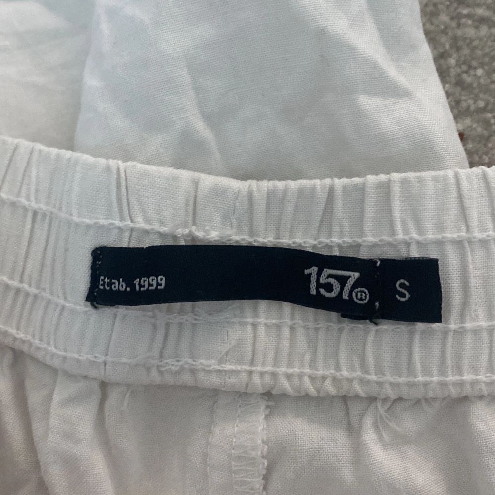 Vita linne byxor från lager 157 är i storlek S men är lite stor i storleken . Jeans & Byxor.