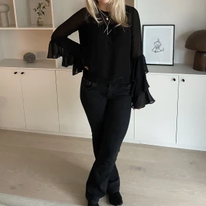 Super snygg volang topp❤️‍🔥 - Säljer denna super snygga svarta volang ärmade topp!❤️‍🔥