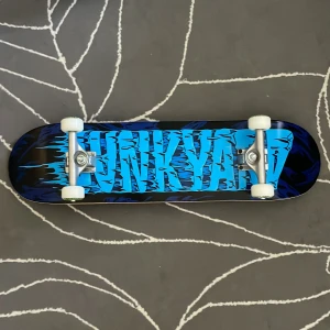Skateboard🛹 - Skateboard från Junkyard, helt oanvänd. Superbra för den som vill lära sig åka skateboard, eller som bara behöver en ny. Det är en blå bräda med silvriga truckar och vita hjul med lite gröna detaljer på:) Inget fel på skateboarden.😊