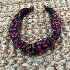 Diadem - Det är är ett blommigt diadem som jag inte vill ha mer, inte använt så många gånger och är väldigt fint☀️😍