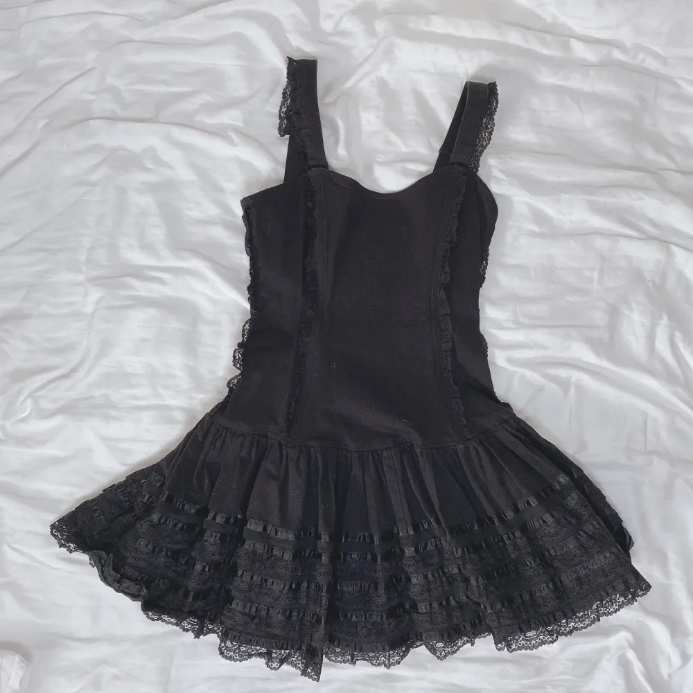 Kort klänning från poizen i strl S. Super snygg men säljer då den ej kommer till användning längre! . Klänningar.