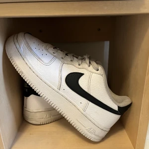 Air force 1 - Vitsvarta airforce 1 i som hållts i väldigt fint skick med den vita färgen, men den är creasad. Säljer billigt då jag vill få in lite pengar snabbt samt för att det är barnstorlek och de passar inte längre.