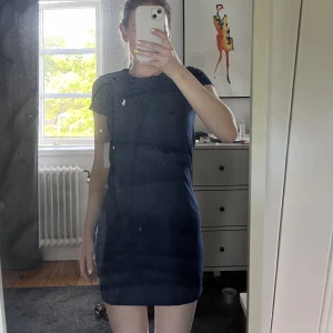 Klänning  - Ralp Lauren t-shirt klänning i mörkblått. Helt oanvänd med lapp kvar! Strl Xs. Nypris över  500kr