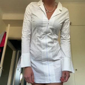Vit skjortklänning  - Sååå snygg skjortklänning, perfekt till sommaren eller studenten kanske? Tyvärr är den för kort på mig :/ ( jag är typ 176) storlek 42/ M. Nyskick 