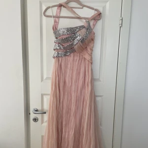 Klänning - Rosa vacker klänning med silverdetaljer. Oanvänd. Strl 6 (34). 