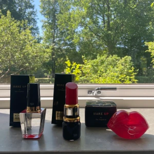 Kosta Boda makeup  - Läppstift, mun och nagellack! Helt oanvända, 400 kr st eller 1100 för alla. Nypris 700 kr styck 