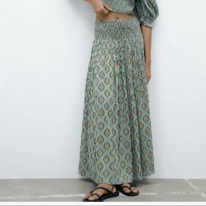 Långkjol - Denna populära as snygga långkjolen, slutsåld i M. Säljer bara vid bra bud. Helt ny💞