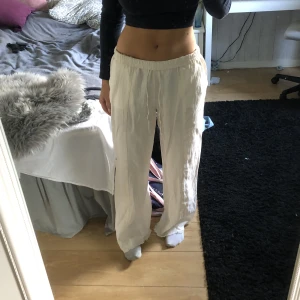 Linnebyxor  - Linnebyxor från zara i storlek s men skulle säga att det sitter som m. Passar mig bra på längden som är 163❤️