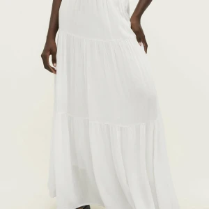 Långkjol - Säljer denna superfina vita långkjolen ifrån zalando som är slutsåld hela tiden! Den är helt oanvänd och har prislappen kvar, säljer då den va för stor för mig och jag inte hann skicka tillbaka den. Skriv till mig via funderingar och annat🫶🫶 