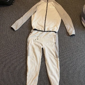 Hoodrich tröja - Riktigt fin och skön vit sommar dress skriv för mer bilder och info! Cond 10/10 knappt använd pga av att den är lite för liten.