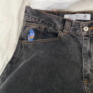 Polar skate co - Riktigt feta o snygga polar skate co jeans, sitter baggy och är i modellen washed black, cond 8/10 Ny pris: 1200kr