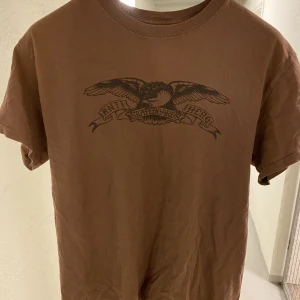 Antiohero t-shirt.  - Bra skick. 