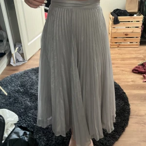 Kjol - Lång kjol från hm, blixtlås på sidan 