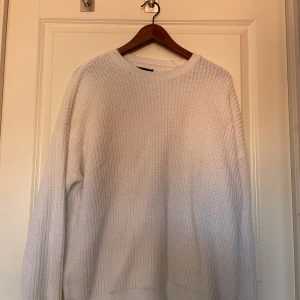 Stickad tröja  - Vit stickad tröja från asos snygg nu till sommarn. Bra skick. Pris 99kr.
