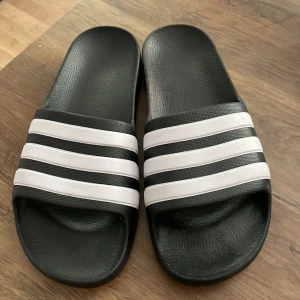 Adidas tofflor - Felfria knappt använda. 
