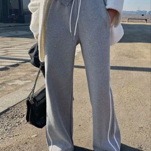 Mjukisbyxor med vita ränder - Använda en eller två gånger, storlek S, kan posta och mötas upp i Stockholm❤❤