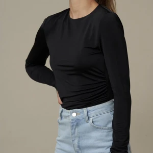 Svart topp, öppen rygg - Svart topp, Hanna Schönberg kollektion. Bra skick