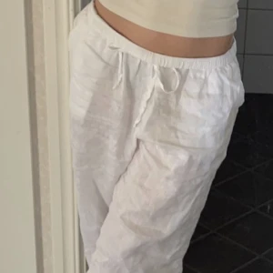 Linnebyxor - Linnebyxor nya från hm, kan gå ner i pris vid snabb affär! Lite stora på mig som har xs men skulle säga att de sitter som en 36.